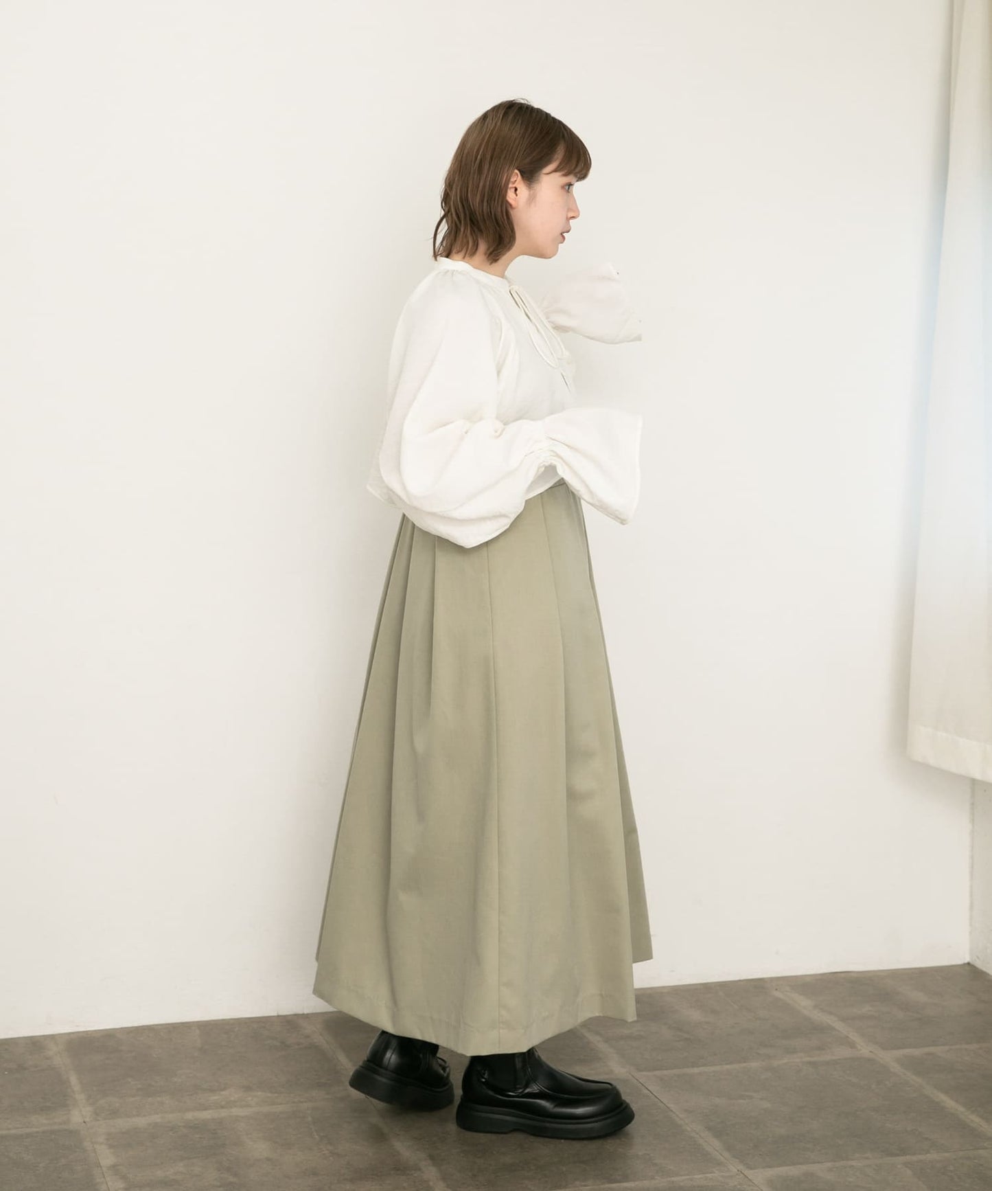 pleated jumper skirt (beige)