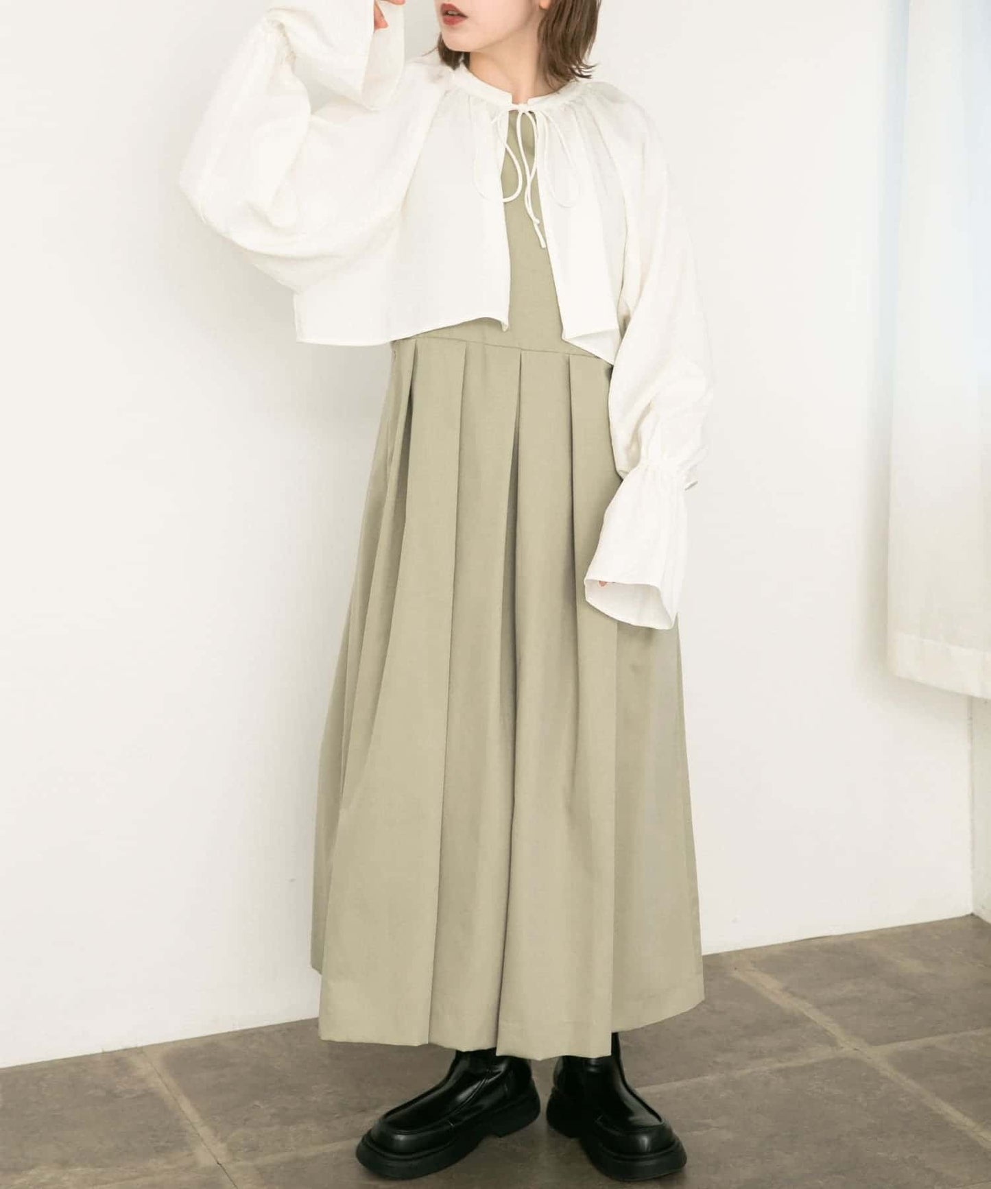 pleated jumper skirt (beige)