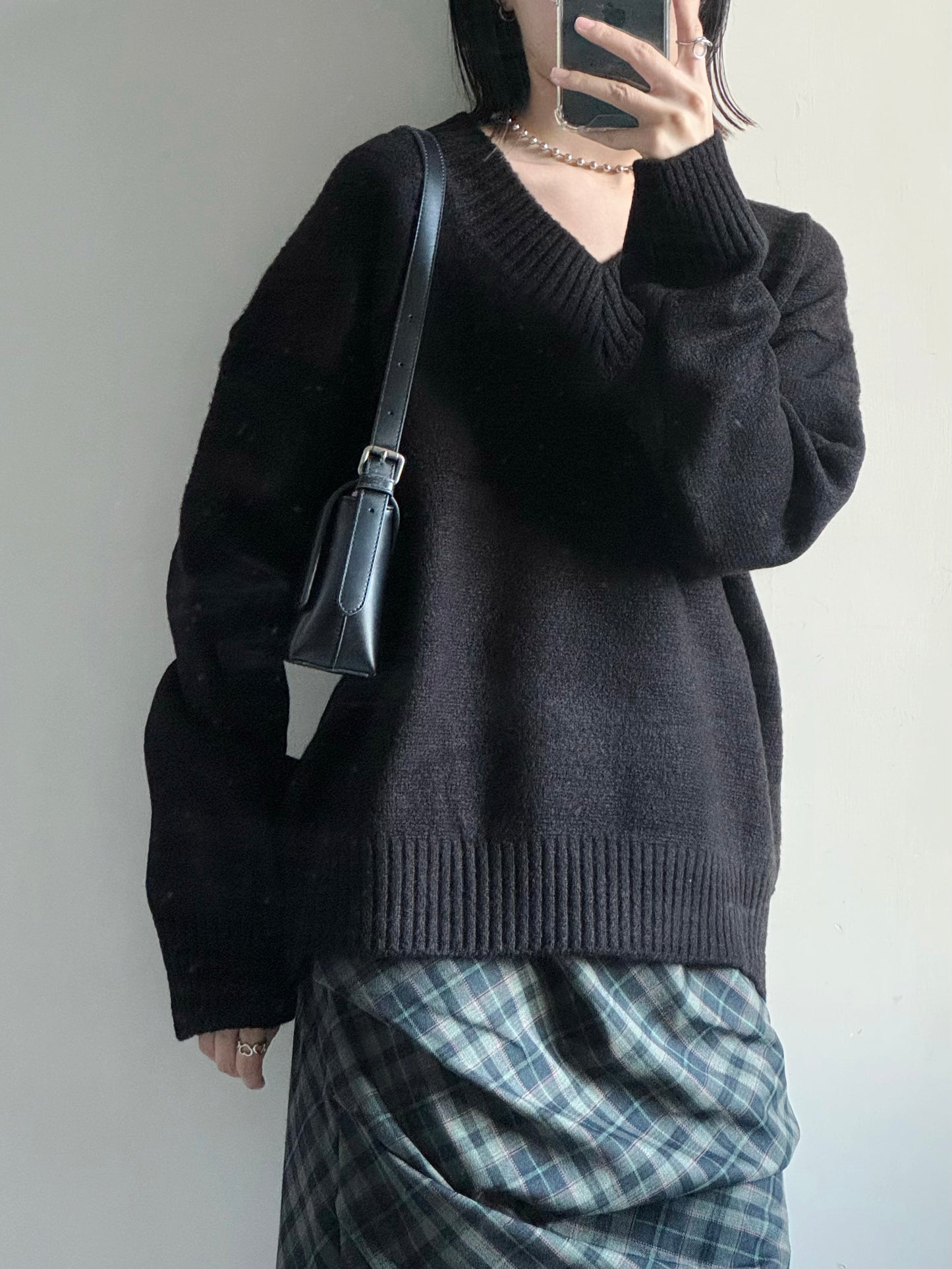 v-neck oversized knit (black)